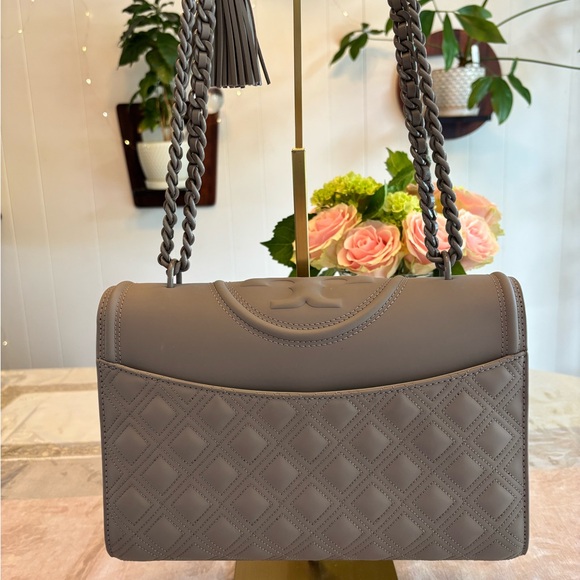 NWOT Tory Burch Fleming, shoulder bag, in gray herring. - Picture 2 of 16